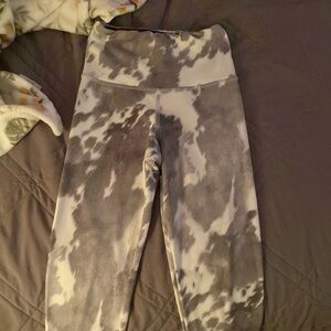white and grey cow/the dye print leggings size 0-2. Selling because i don’t wear